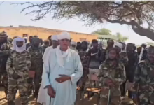 شاهد.. ما هي حقيقة الفيديو المتداول لزعيم المحاميد موسى هلال وسط حشد من جنوده رغم تأكيدات وصوله لأماكن سيطرة الجيش؟ 3 موسى هلال