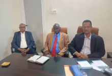 مفوض الاستثمار بالخرطوم يجتمع بوزيري الصناعة والاعلام بالولاية لتفعيل النافذة الموحدة بالمفوضية 21 1773062632674