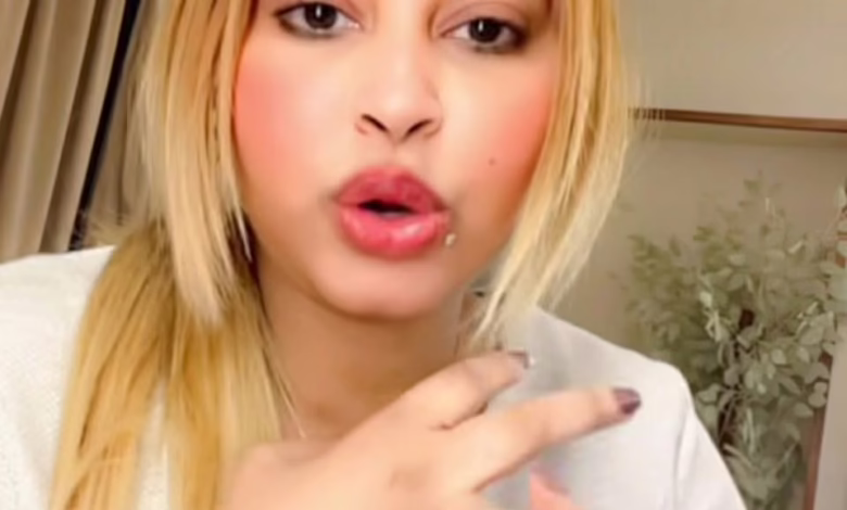 شاهد بالصورة والفيديو.. مشجعة الهلال الحسناء "سماحة" تطالب إدارة ناديها بتقديم "رشاوي" للحكام من أجل الفوز بالبطولة الأفريقية وتشكر "أبو عشرين" 1 2d34ca1b 75e7 40af 8d30 dbc1f341740f