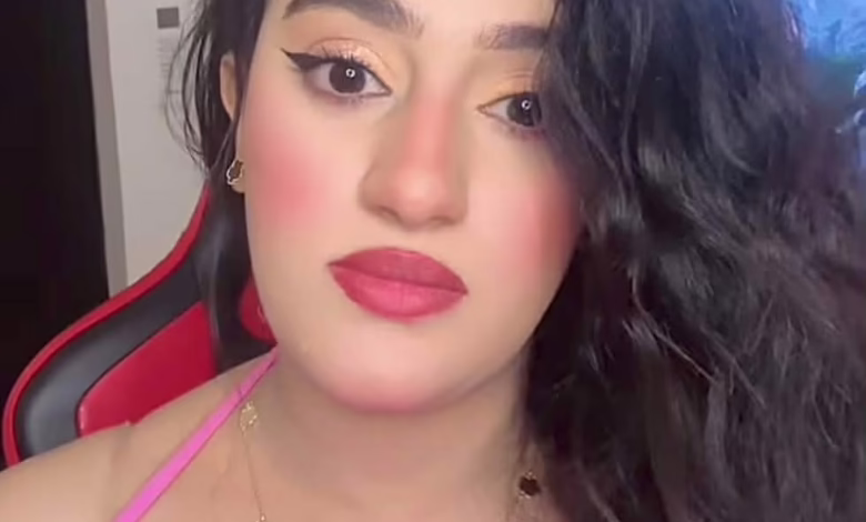 شاهد بالفيديو.. بفستان مثير المودل آية أفرو تنصح النساء بطريقة ساخرة: (الرجل مثل العصفور إذا مسكتي شديد بموت ولو فكيتي بطير والحل الوحيد تنتفي ريشه) 1 2e1ad42b 0d23 49b1 8cf2 5921b933ae35