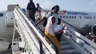 رحلة جديدة من أوغندا… 49 مواطنًا يعودون إلى السودان عبر مطار بورتسودان 4 43435555 1 1140x600 1