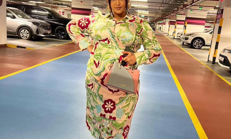 شاهد.. "بلوغر" سودانية تؤدي "العمرة" مع شيخ الأمين وصفحات مواقع التواصل تنشر صور مثيرة لها 11 644575680 919474564382454 6876672506995874076 n