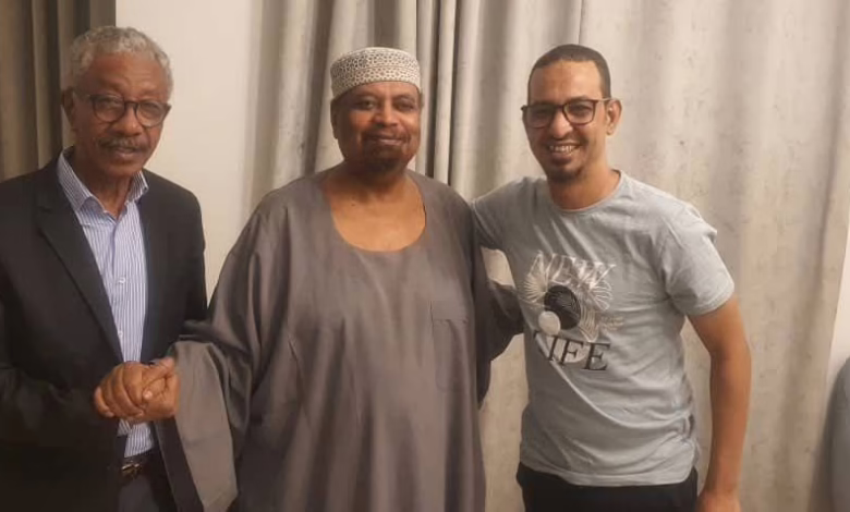 بالصورة.. الصحفي السوداني الشهير حسين خوجلي يستعيد بصره وسط سعادة أصدقائه ومتابعيه: (عودة البصر لصاحب البصيرة والوان وحمدا لله على السلامة أبو ملاذ) 1 657582724 26808319362093374 2484399149256162645 n