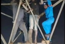 شاهد بالصور والفيديو.. تسبب في انقطاع التيار الكهربائي عن أم درمان.. شاب سوداني يصعد أعلى الأبراج العالية ويهدد بالسقوط إذا لم يزوجوه من حبيبته "عبير" 6 658154462 26492500703718408 5863761868507030151 n