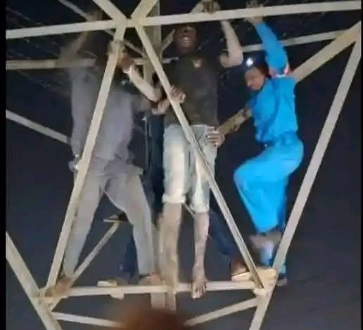 شاهد بالصور والفيديو.. تسبب في انقطاع التيار الكهربائي عن أم درمان.. شاب سوداني يصعد أعلى الأبراج العالية ويهدد بالسقوط إذا لم يزوجوه من حبيبته "عبير" 7 658154462 26492500703718408 5863761868507030151 n