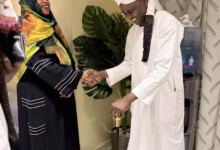 شاهد بالفيديو.. التيكتوكر "تجاني كارتا" يزور الفنانة مروة الدولية في منزلها ويطالبها بالعدول عن قرار الاعتزال: (لن أتزوج ولن أكمل ديني لو ما غنيتي في عرسي) 12 658337233 1615320376341418 4075487979500949094 n