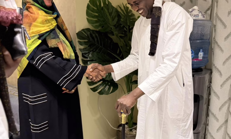 شاهد بالفيديو.. التيكتوكر "تجاني كارتا" يزور الفنانة مروة الدولية في منزلها ويطالبها بالعدول عن قرار الاعتزال: (لن أتزوج ولن أكمل ديني لو ما غنيتي في عرسي) 1 658337233 1615320376341418 4075487979500949094 n