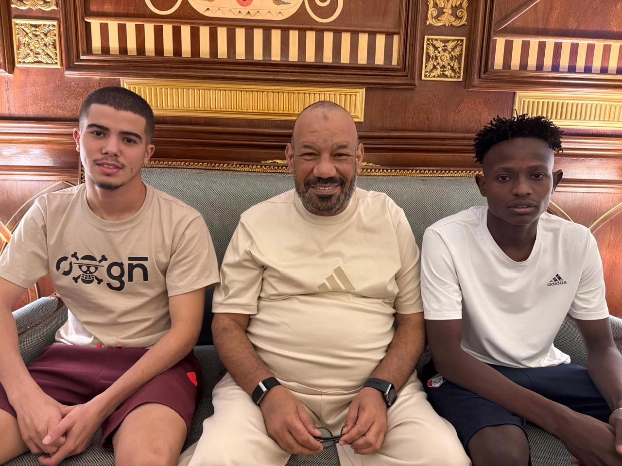 شاهد بالصورة والفيديو.. رئيس المريخ السابق يفجر مفاجأة كبيرة بخصوص المحترف الجزائري المنضم للمنتخب السوداني ويعد بضم محترفين أفارقة لصقور الجديان 10 658385421 925352470093816 2417482523120969280 n 1