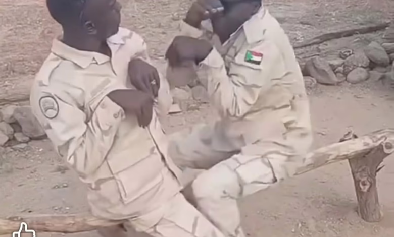 شاهد بالصورة والفيديو.. اثنين من منسوبي الدعم السريع يقلدان القرود ويتعرضان لسخرية واسعة على السوشيال ميديا 1 73eadbf5 8a50 48a1 b6ed caffcc363712