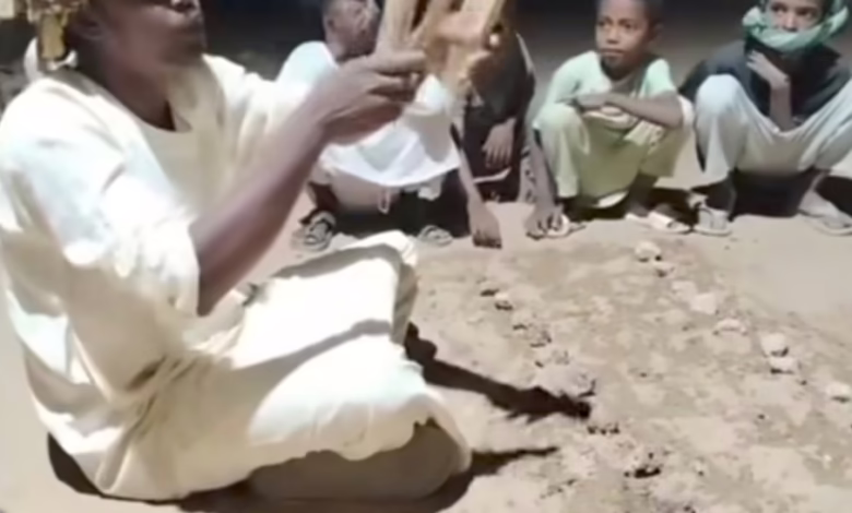 شاهد بالصورة والفيديو.. بعد أن حققت رواجاً واسعاً وطالب الجمهور بمعرفتها.. شاب سوداني يكشف قوانين وأسرار لعبة "الطاب" التاريخية 1 7a9359e4 6d2e 4a93 812f 01a37c916288