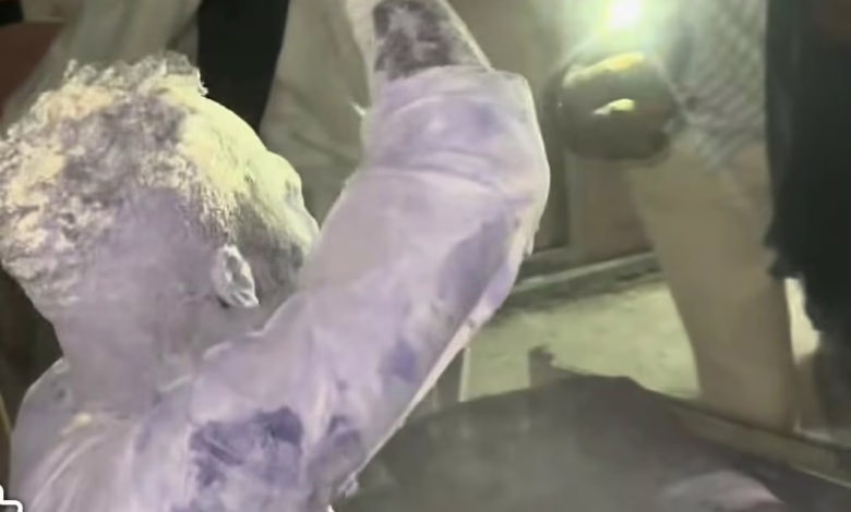 شاهد بالصورة والفيديو.. في تقليعة جديدة.. شباب سودانيون يلطخون صديقهم العريس ووزيره بــ"ظهر الصابون" و"البودرة" 1 81e774af 5fde 4704 98e9 7ddbeec519d5