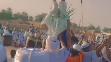 شاهد بالصورة والفيديو.. رجل سوداني يُدخل نفسه داخل "برميل" تفاعلاً مع أغنيات "الطمبور" والحاضرون يحملونه ويطوفون به ساحة الحفل 2 91a04289 c785 4576 894c e8affa664b2e