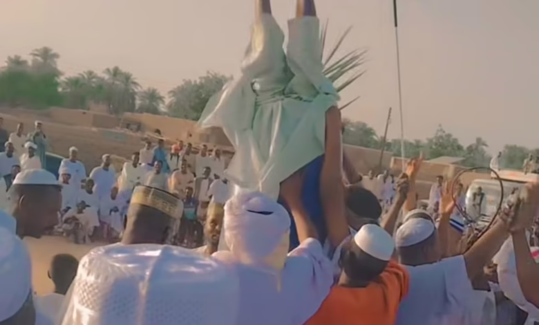 شاهد بالصورة والفيديو.. رجل سوداني يُدخل نفسه داخل "برميل" تفاعلاً مع أغنيات "الطمبور" والحاضرون يحملونه ويطوفون به ساحة الحفل 1 91a04289 c785 4576 894c e8affa664b2e