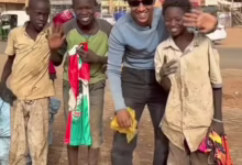 شاهد بالصورة الفيديو.. الناشط منذر محمد يعانق اليتامى وأطفال الشوارع بالخرطوم ويهديهم "كسوة" العيد والإشادات تنهال عليه 8 95f8e9c6 5514 4832 a808 027ef98b8f37