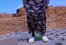 بالصورة والفيديو.. على طريقة عاشق "عبير".. فتاة سودانية تصعد مكان مرتفع بمنزلها وترفض النزول دون تنفيذ مطالبها..شاهد رد فعل والدتها!! 6 97422d5f 5a3d 4868 9607 1073530e9ce2