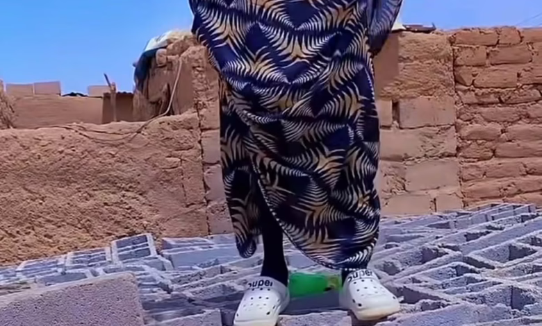 بالصورة والفيديو.. على طريقة عاشق "عبير".. فتاة سودانية تصعد مكان مرتفع بمنزلها وترفض النزول دون تنفيذ مطالبها..شاهد رد فعل والدتها!! 1 97422d5f 5a3d 4868 9607 1073530e9ce2