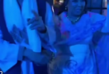 شاهد بالفيديو.. في ظهور مثير.. رجل يمسك بيد الفنانة هدى عربي كأنه عريسها ويدخل بها لقاعة الفرح والشائعات تلاحق السلطانة هل هو زوجها؟ 8 9e88f670 7361 4195 b406 ad3946a1a2c1