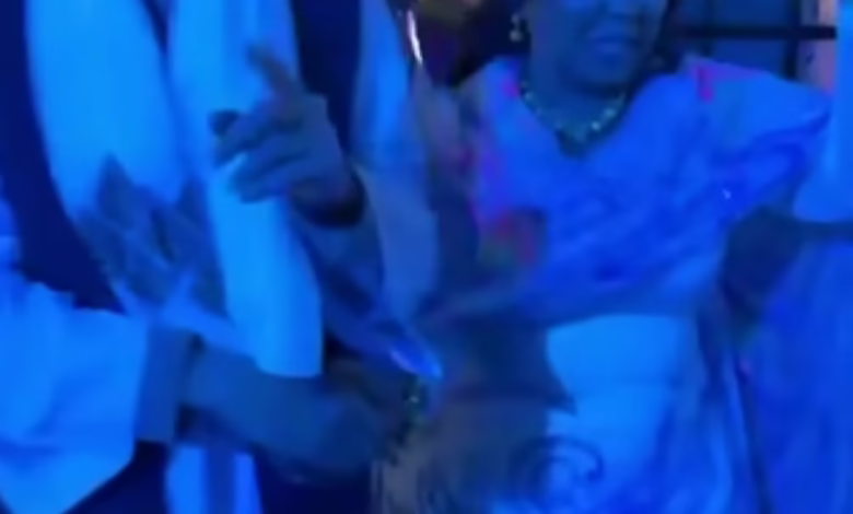 شاهد بالفيديو.. في ظهور مثير.. رجل يمسك بيد الفنانة هدى عربي كأنه عريسها ويدخل بها لقاعة الفرح والشائعات تلاحق السلطانة هل هو زوجها؟ 1 9e88f670 7361 4195 b406 ad3946a1a2c1