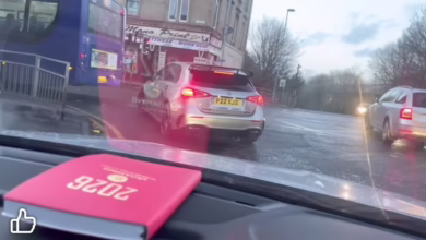 شاهد بالصورة والفيديو.. ظهور علم السودان على ظهر سيارة بأحد شوارع مدينة "غلاسكو" الأسكتلندية 2 b3ddab0f 6797 4bb7 bd8a 0021a37535df