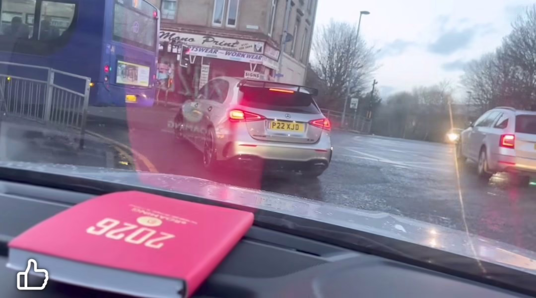 شاهد بالصورة والفيديو.. ظهور علم السودان على ظهر سيارة بأحد شوارع مدينة "غلاسكو" الأسكتلندية 10 b3ddab0f 6797 4bb7 bd8a 0021a37535df