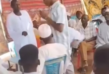 شاهد بالصورة والفيديو.. شاب سوداني يقتحم عقد قران "حبيبته" يشتبك من الحاضرين ويخطف "القسيمة" من المأذون ويمزقها 3 b7aec819 43b0 4163 bfab 319b7cd7bafc 2