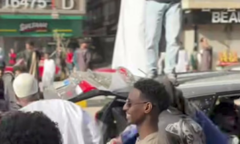 شاهد بالفيديو.. شباب سودانيون يحتفلون بالعيد من قلب القاهرة بالرقص بمشاركة أصدقائهم المصريين وساخرون: (الكشة بتجيكم بس ما تصيجوا) 1 c5e8435a ff14 40e7 992c 1fc00b6e0c64