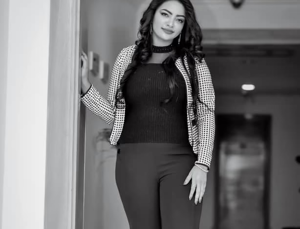 شاهد بالفيديو.. نجمة السوشيال ميديا السودانية هبة الجندي تعود للظهور بعد غياب طويل بتقرير إخباري عن الأحداث السودانية وتطورها 1 هبة الجندي