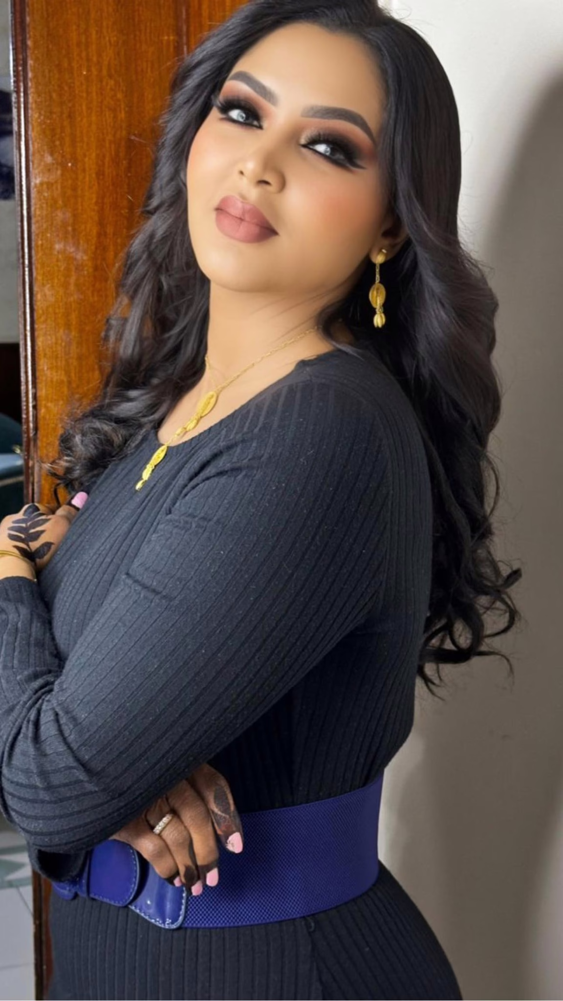 شاهد بالصور.. المذيعة السودانية الحسناء جدية عثمان تقارن بين الماضي والحاضر بإطلالتين مختلفتين 12 جدية عثمان جديد2