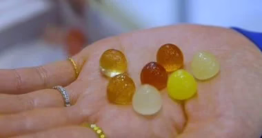 بريطانية تحول الأناناس والبرتقال لمجوهرات فاخرة.. بتعمل من الحلو إكسسوارات 3 2026041511070979 581