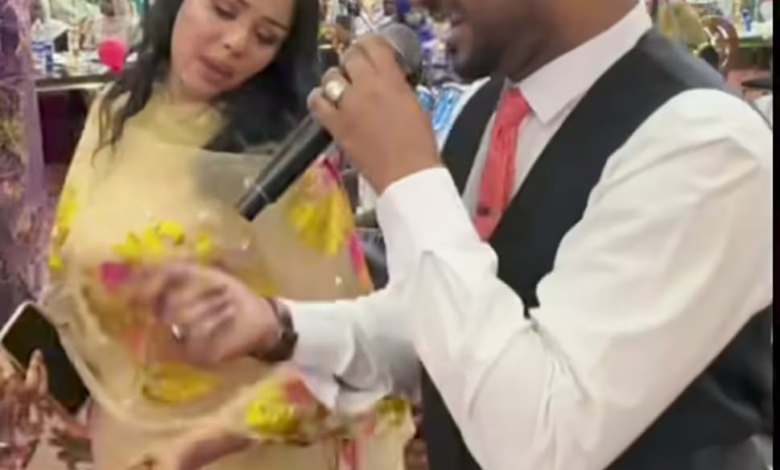 شاهد بالصورة والفيديو.. حسناء سودانية تقتحم المسرح وتدخل في وصلة رقص مثيرة مع المطرب عثمان بشة خلال حفل بالقاهرة 1 3c954a60 91f9 4a07 bc48 ddda841ba5a8