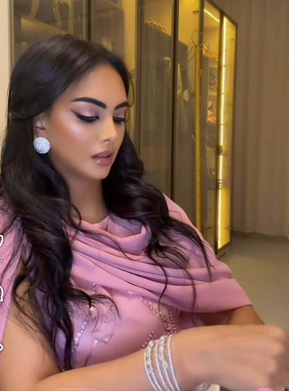 شاهد بالصورة والفيديو.. أرملة الحرس الشخصي لقائد الدعم السريع تستعرض جمالها بفستان مثير للجدل 10 4d9a0960 7e1a 4bf7 be43 c3cfbbd81c57