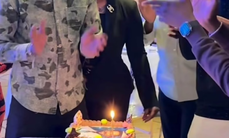 بالصورة والفيديو.. في حضور شقيقته وأصدقائه.. الفنان محمد بشير يقيم احتفال أسطوري بمناسبة عيد ميلاده بأحد فنادق القاهرة 1 5fe732a2 4c42 46a5 af3d 4e7dd2a4133f