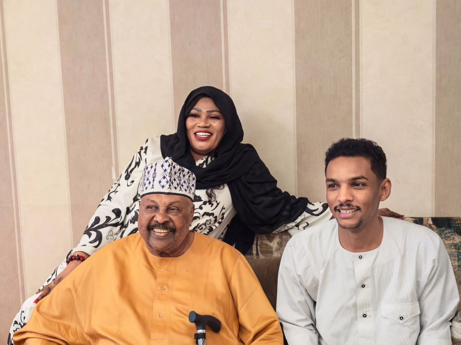 بعد اتهامه بتسريب تسجيلات بينه وبين الفنانة إيمان الشريف.. اليوتيوبر "البرنس" ينشر صورة مع ترباس وإنصاف مدني ويكتب عليها: (البسوي الشين لي روحو) 4 659156649 1502580161434604 7660178002356977812 n