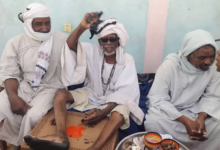 شاهد بالصورة والفيديو.. "مُسن" سوداني في الثمانين من عمره يفاجئ المتابعين ويتأهب لإكمال مراسم زواجه بقعدة "حنة" 3 671848069 122126242449142458 2358328120662866225 n