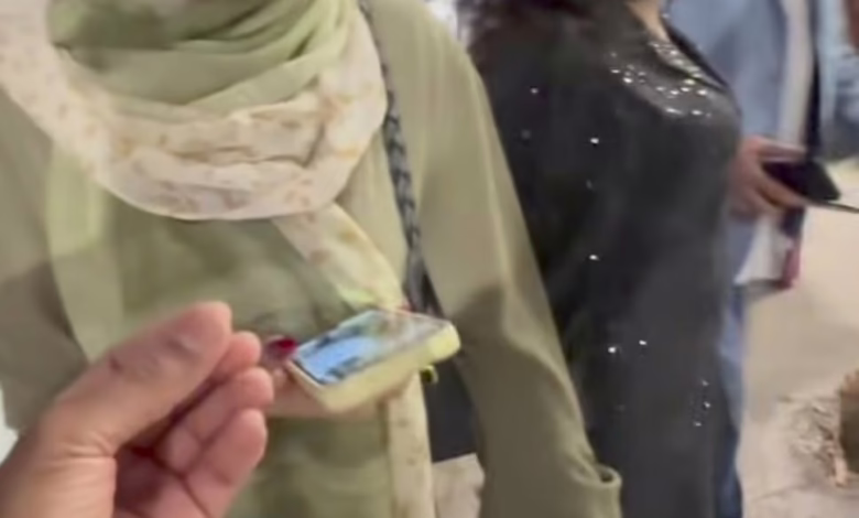 شاهد بالفيديو.. سوداني يصطحب زوجاته لحضور فاصل كوميدي مع "كابوكي" ويثير غضب الجمهور بعد تصريحه (زوجاتي معجبات بهذا الرجل) 1 82f603aa d267 44a9 9b96 da9041a16f30