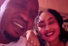 شاهد بالصورة والفيديو.. وضعت يدها على كتفه وتمايلت في الرقص.. ظهور مثير للجدل لمطرب سوداني مع مديرة أعماله 14 d7588261 3ba0 402d af0b 0d67d7817c1b