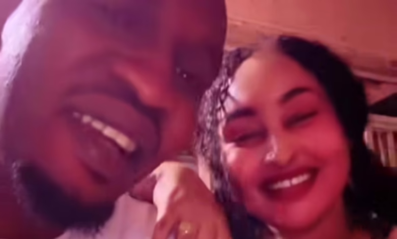 شاهد بالصورة والفيديو.. وضعت يدها على كتفه وتمايلت في الرقص.. ظهور مثير للجدل لمطرب سوداني مع مديرة أعماله 1 d7588261 3ba0 402d af0b 0d67d7817c1b