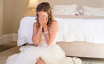 شاهد بالفيديو.. عروس سودانية تشكو: (في صبحية زواجي ضبطت زوجي مع صديقة عمري داخل غرفتها بأحد الفنادق) 2 pngtree a tearyeyed bride sitting by the bed in her wedding dress photo image 29636904