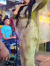 شاهد بالفيديو.. مطربة سودانية حسناء تستأذن الجمهور في حفل حاشد قبل دخولها في وصلة رقص فاضحة بأزياء مثيرة "افك العرش؟" 2 سندس مدني