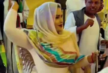 صورة وفيديو.. خلال حفل غنائي.. الفنانة توتة عذاب تقوم بجلد أحد الرجال بــ"السوط" 4 4b1e7c7c 499b 432b bbde 0561893c94f2