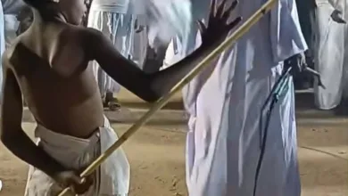شاهد بالصورة والفيديو.. طفل سوداني يحظي بإعجاب الحاضرين والمتابعين بسبب ثباته وإصراره على "الجلد" في حفل دلوكة بنهر النيل 2 590305f0 2238 4161 b841 1a42d15bbd2f