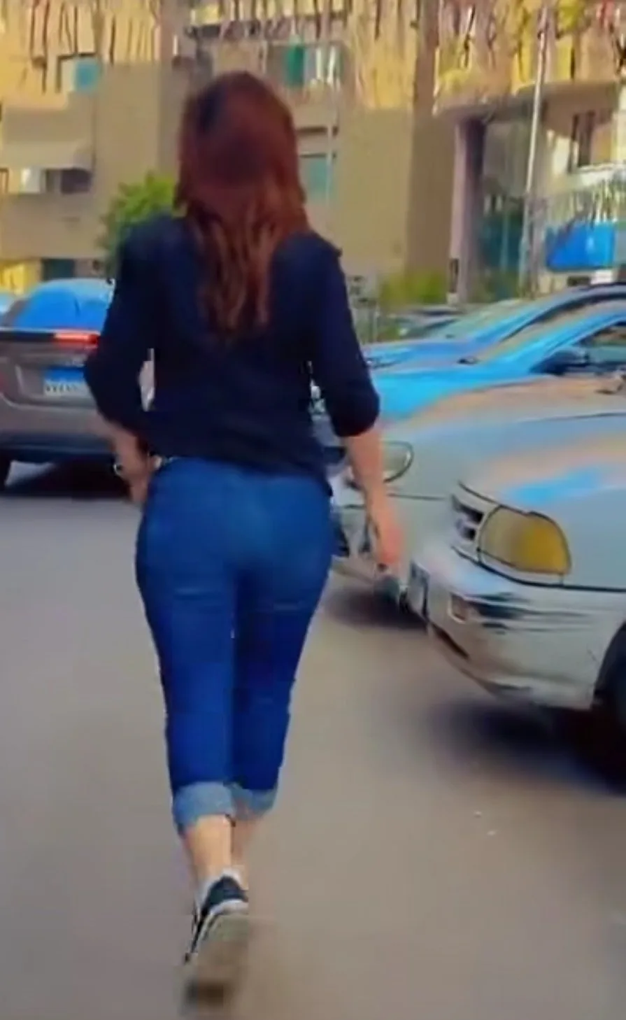صور وفيديو.. أثارت ضجة إسفيرية واسعة.. فتاة سودانية تستعرض جسمها في شوارع القاهرة وتضرب مؤخرتها: (حقيقة ما تنجيد) 9 6bc45227 6ae4 4196 a50e 135279c91294