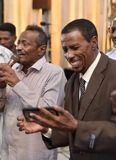 شاهد بالفيديو.. في آخر ظهور له.. الفنان الراحل مجذوب أونسة يذرف الدموع ويناشد الحاضرين: (ما تقلبوا علينا المواجع) 10 706317275 26421383864201224 5933246679847837843 n