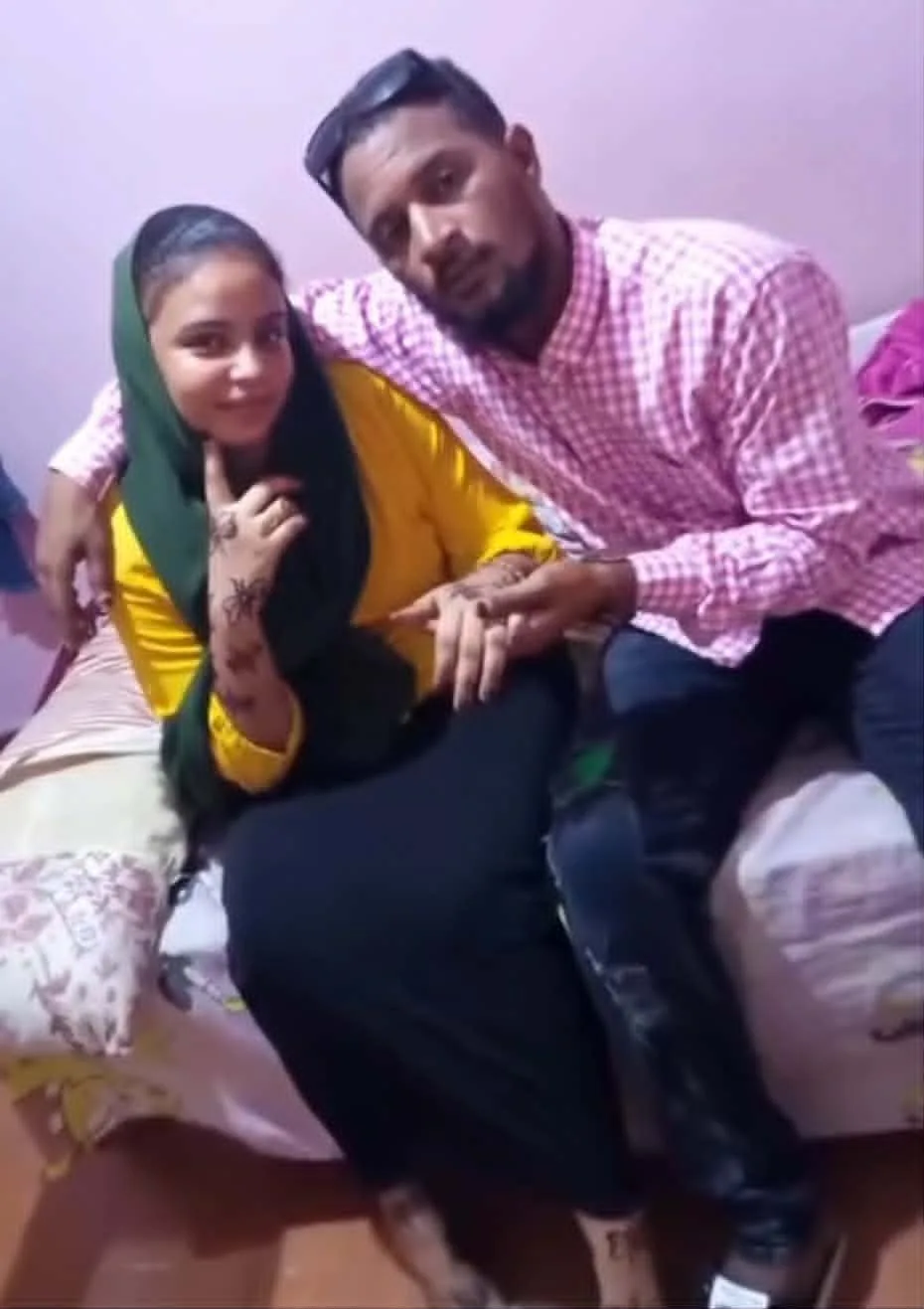 شاهد بالصورة والفيديو.. عريس سوداني وعروسته يشعلان مواقع التواصل بلقطات رومانسية من داخل منزلهما 10 7897e2ba dcd3 4cf6 b4e1 27107bc2856c