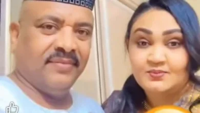 شاهد بالصور والفيديو.. مطرب "الطمبور" جعفر السقيد يشعل مواقع التواصل بلقطات رومانسية مع زوجته وبناته 2 83d256cf 714d 4b53 bf3c 53025372e054