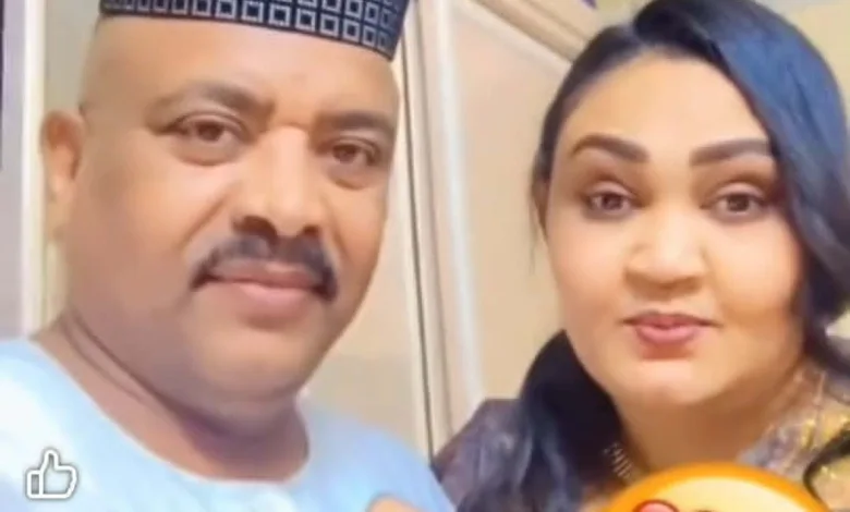 شاهد بالصور والفيديو.. مطرب "الطمبور" جعفر السقيد يشعل مواقع التواصل بلقطات رومانسية مع زوجته وبناته 5 83d256cf 714d 4b53 bf3c 53025372e054