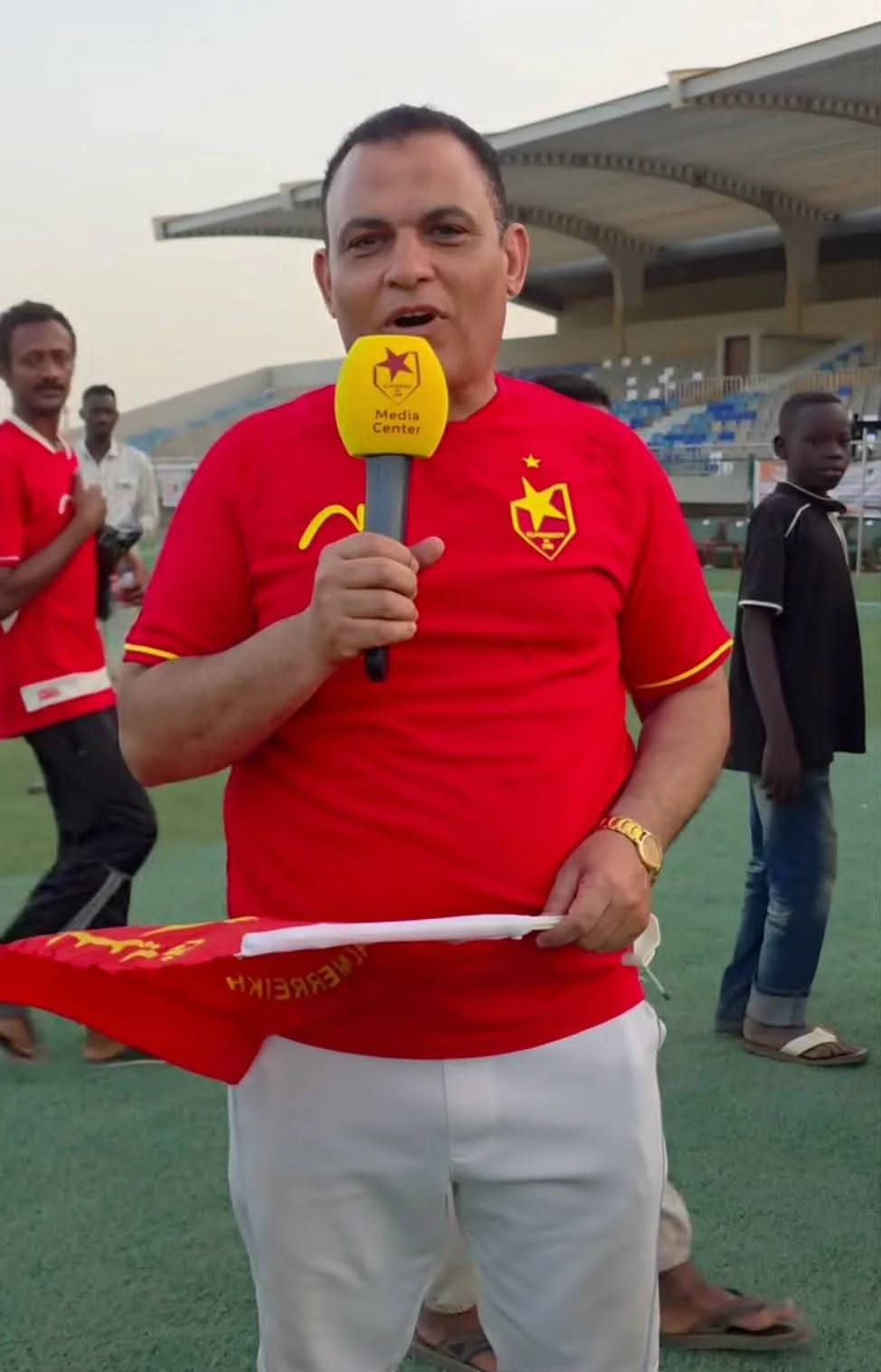 صورة وفيديو.. مواطن مصري عاشق لنادي المريخ يحرص على متابعة مباراة الأحمر من داخل استاد كوبر ويتوقع نتيجة المباراة قبل بدايتها 10 8d121bd0 c483 4d83 941f 13e39fbf66eb