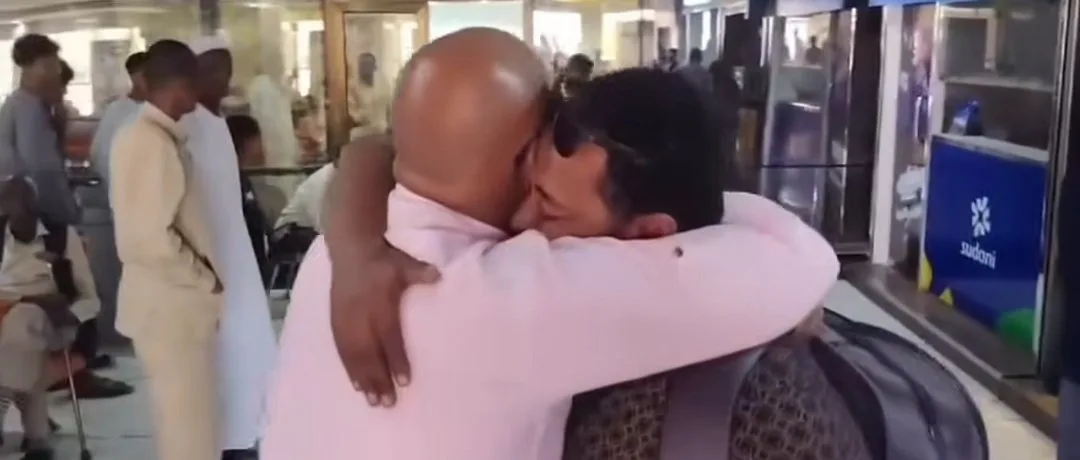 فيديو.. في مشهد مؤثر شاب سوداني يستقبل صديقه بمطار الخرطوم بعناق حار ويغني له (لما ترجع بالسلامة) 10 b436f4f3 d55b 4466 9f53 751b9d6c9523