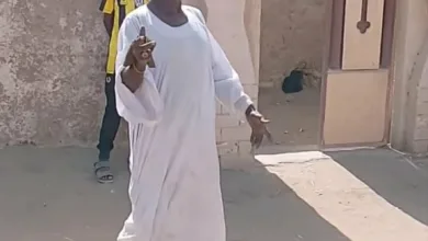 صورة وفيديو.. بــ"الجلابية" مُسن سوداني يستعرض مهاراته في كرة القدم ويبهر الحاضرين 2 fa5dd8c0 60b1 4976 8304 a1ed85c78dc8
