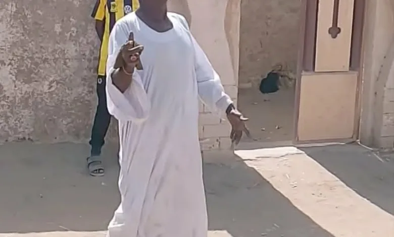 صورة وفيديو.. بــ"الجلابية" مُسن سوداني يستعرض مهاراته في كرة القدم ويبهر الحاضرين 1 fa5dd8c0 60b1 4976 8304 a1ed85c78dc8